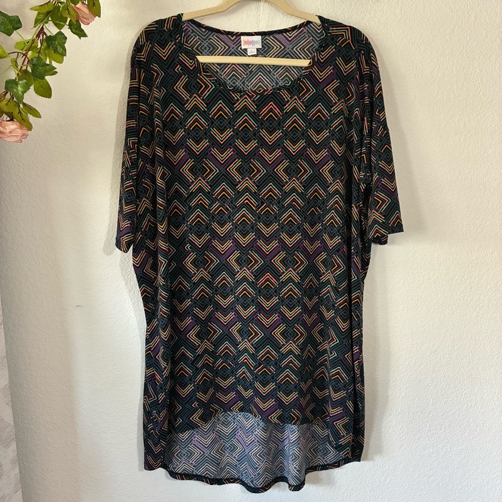 LULAROE IRMA GEOMETRIC HIGH LOW HEM, LARGE